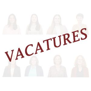 tekst vacatures met teamleden op de achtergrond voorzien van transparante witte overlay